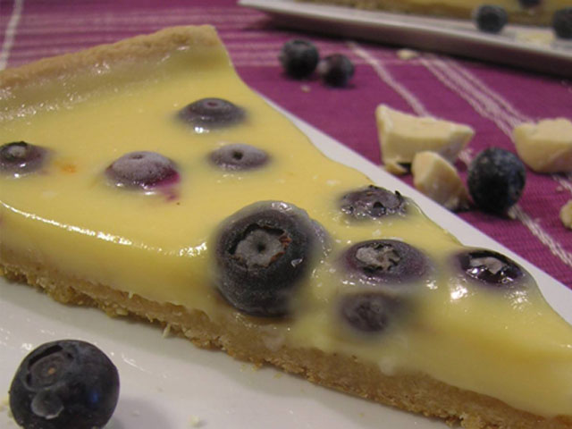 torta fina de chocolate blanco y arándanos