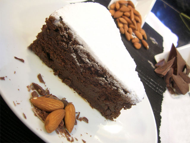 torta húmeda de chocolate y almendras 3