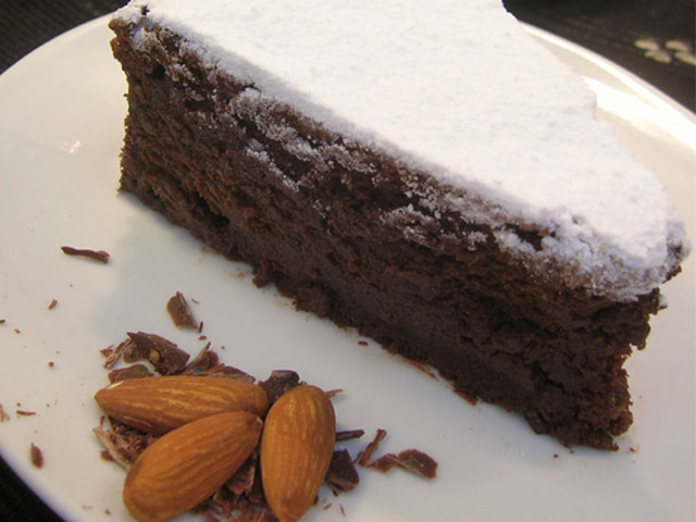 torta húmeda de chocolate y almendras